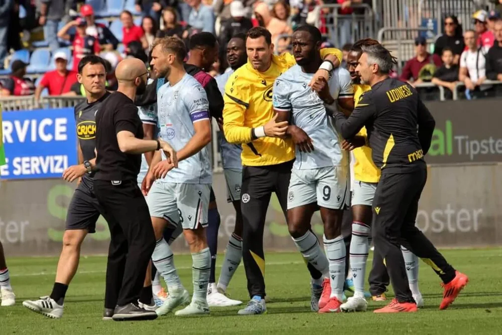 Davis (wearing number nine) after the full-time whistle against Cagliari
