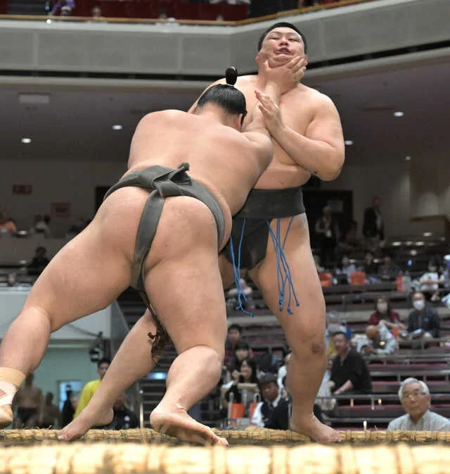 火雷（右）は、若雅に押し出しで敗れた（カメラ・竹松  明季）